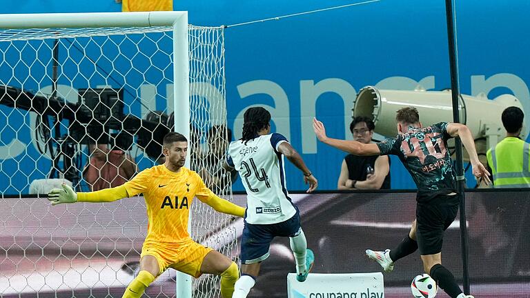 Testspiel FC Bayern München - Tottenham Hotspur       -  Bayern-Youngster Gabriel Vidovic schießt das erste Tor gegen Tottenham.