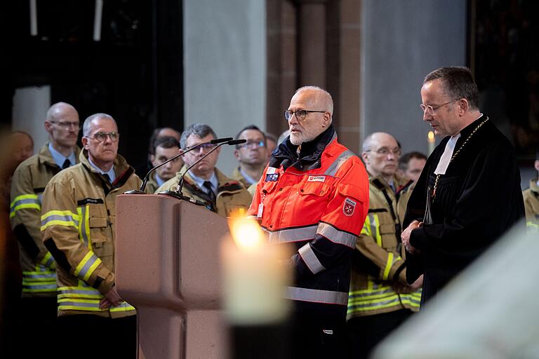 Vertreter der Rettungsdienste lasen während des Gedenkgottesdiensts Fürbitten. Rechts im Bild der evangelische Landesbischof Christian Kopp. Vertreter der Rettungsdienste lasen während des Gedenkgottesdiensts Fürbitten. Rechts im Bild der evangelische Landesbischof Christian Kopp.