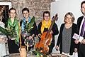 In der nachgebauten Klosterzelle sind (von links) Kreiskulturmanagerin Astrid Hedrich-Scherpf, die drei Musikerinnen Paula Kaiser, Larissa Wehner und Irene Wehner, die Kuratorin der Ausstellung, Alice Selinger und stellvertretender Landrat Peter Suckfüll zusammengekommen.
