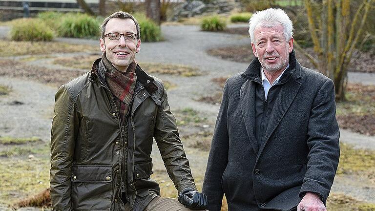 Der scheidende Gartenamtsleiter Dieter Müller (rechts) traf sich mit seinem Nachfolger Helge Grob im Park der Landesgartenschau von 1990.