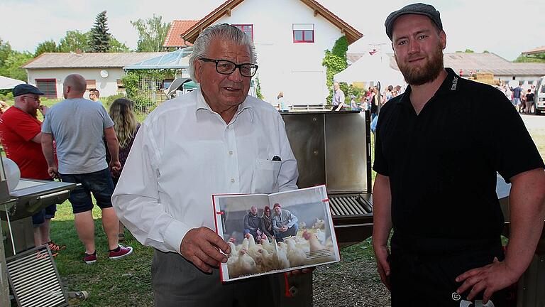 Seniorchef Franz Hoch präsentiert das von Koch Felix Hofmann (rechts) und der ehemaligen Biathletin Kati Wilhelm herausgegebene „Heimatlon-Kochbuch”, in dem auch Christian und Daniela Hoch mit den Produkten ihres Hofes, vor allem dem Eußenhäuser Grünspargel, erwähnt werden. Seniorchef Franz Hoch präsentiert das von Koch Felix Hofmann (rechts) und der ehemaligen Biathletin Kati Wilhelm herausgegebene „Heimatlon-Kochbuch”, in dem auch Christian und Daniela Hoch mit den Produkten ihres Hofes, vor allem dem Eußenhäuser Grünspargel, erwähnt werden.