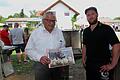 Seniorchef Franz Hoch präsentiert das von Koch Felix Hofmann (rechts) und der ehemaligen Biathletin Kati Wilhelm herausgegebene &bdquo;Heimatlon-Kochbuch&rdquo;, in dem auch Christian und Daniela Hoch mit den Produkten ihres Hofes, vor allem dem Eußenhäuser Grünspargel, erwähnt werden.