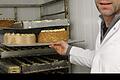 Geschäftsführer Johannes Schmitt  im Kühlhaus der Konditorei. Torten wie der Frankfurter Kranz entstehen nach wie vor in  Handarbeit.  Foto: Benedikt Borst       -  Geschäftsführer Johannes Schmitt  im Kühlhaus der Konditorei. Torten wie der Frankfurter Kranz entstehen nach wie vor in  Handarbeit.  Foto: Benedikt Borst
