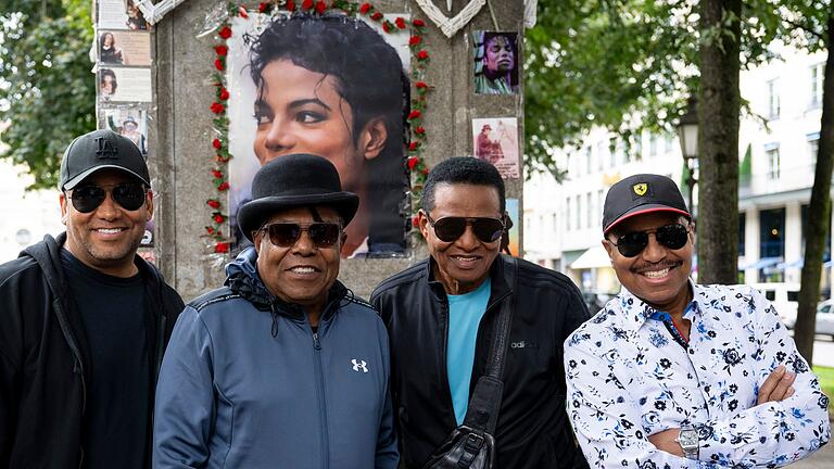 Tito Jackson mit Brüdern und Sohn - Tito Jackson (Zweiter von links) war mit seinen Brüdern Jackie und Marlon sowie seinem Sohn Taryll erst vor einer Woche in München. (Archivbild) Tito Jackson mit Brüdern und Sohn - Tito Jackson (Zweiter von links) war mit seinen Brüdern Jackie und Marlon sowie seinem Sohn Taryll erst vor einer Woche in München. (Archivbild)