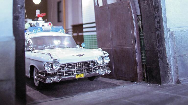 Blick in die Garage des Modells der Feuerwache mit dem Modellfahrzeug, das Jürgen Kaiser für den Ghostbusters-Fanfilm nutzte. Blick in die Garage des Modells der Feuerwache mit dem Modellfahrzeug, das Jürgen Kaiser für den Ghostbusters-Fanfilm nutzte.