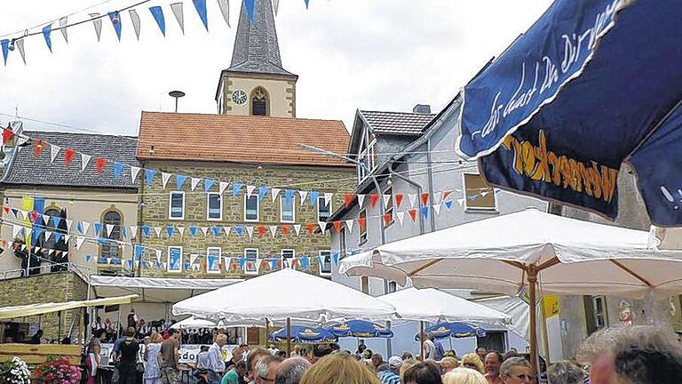 Guter Grund zu feiern: Im neuen Glanz erscheint die für 154 000 Euro sanierte alte Schule in Brebersdorf, die mit der Kirche dahinter dem Brebersdorfer Straßenfest eine schöne Kulisse bietet. Guter Grund zu feiern: Im neuen Glanz erscheint die für 154 000 Euro sanierte alte Schule in Brebersdorf, die mit der Kirche dahinter dem Brebersdorfer Straßenfest eine schöne Kulisse bietet.