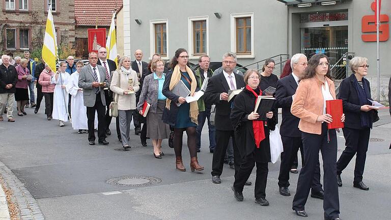 Von der Ausweichkirche im Pfarrheim brachten die Wiesentheider Gläubigen die liturgischen Gegenstände zur Mauritiuskirche, in der nach über vier Jahren zum Abschluss der Sanierung ein Pontifikalgottesdienst stattfand. Von der Ausweichkirche im Pfarrheim brachten die Wiesentheider Gläubigen die liturgischen Gegenstände zur Mauritiuskirche, in der nach über vier Jahren zum Abschluss der Sanierung ein Pontifikalgottesdienst stattfand.