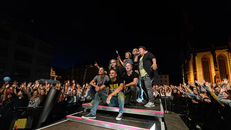 30. Stadtfest Würzburg       -  Viel los in Würzburg: Zahlreiche Menschen besuchen am Freitag (13.09.19) das 30. Stadtfest in der Würzburger Innenstadt.