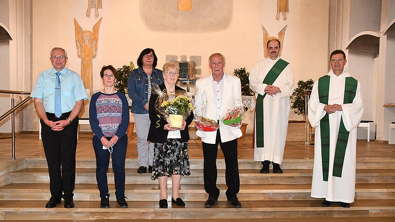 In der katholischen Kirchengemeinde der Gartenstadt St. Konrad hieß es Dank zu sagen und eine neue Küsterin vorzustellen. Das Bild zeigt von links. Konrad Müller von der Kirchenverwaltung, die neue Küsterin Sybille Krämer, Elisabeth Ruhwedel vom Pfarrgemeinderat, Christa Sietz und Rolf Sietz, Diakon Wolfgang Dömling sowie Dekan Andreas Krefft.