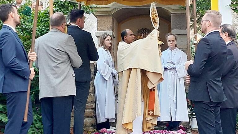 In Großbardorf hielt Pater José den Gottesdienst und segnete bei der kleinen Fronleichnamsprozession das Dorf. In Großbardorf hielt Pater José den Gottesdienst und segnete bei der kleinen Fronleichnamsprozession das Dorf.