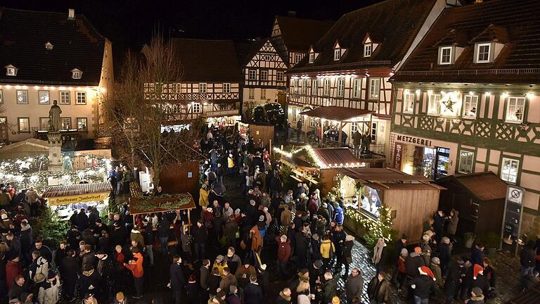 Der Königsberger Weihnachtsmarkt wird von örtlichen Vereinen und Verbänden organisiert.