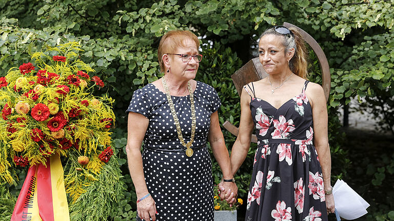 Gedenktag für Opfer des Genozids an Sinti und Roma: Bürgermeisterin Marion Schäfer-Blake (links) und Silvana Schneeberger (rechts) vom Landesverband Bayern (Nürnberg) legten einen Kranz vor dem Mahnmal am Paradeplatz nieder Foto: Johannes Kiefer Gedenktag für Opfer des Genozids an Sinti und Roma: Bürgermeisterin Marion Schäfer-Blake (links) und Silvana Schneeberger (rechts) vom Landesverband Bayern (Nürnberg) legten einen Kranz vor dem Mahnmal am Paradeplatz nieder Foto: Johannes Kiefer