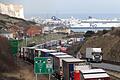 Lastwagen stehen auf der A20 vor dem Hafen von Dover im Stau. Französische Zollbeamte folgten unlängst einem Aufruf zum Arbeitskampf, um für bessere Bezahlung zu demonstrieren und die möglichen Folgen des Brexit für den Schiffsverkehr über den Ärmelkanal zu veranschaulichen. Ob es doch noch einen Deal gibt oder nicht&nbsp;– in beiden Fällen wird der Zoll mehr Arbeit bekommen. Besonders schlimm wäre es im Falle eines harten Brexit, denn dann wäre das Königreich nur noch ein Drittland – mit allen zolltechnischen Folgen.