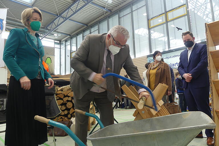 Holz als Hauptgewinn: Bürgermeister Willi Warmuth sägt beim Wettbewerb der Forstbetriebsgemeinschaft ziemlich genau 100 Gramm, die Parlamentarier Anja Weisgerber und Markus Hümpfer schauen zu. Holz als Hauptgewinn: Bürgermeister Willi Warmuth sägt beim Wettbewerb der Forstbetriebsgemeinschaft ziemlich genau 100 Gramm, die Parlamentarier Anja Weisgerber und Markus Hümpfer schauen zu.
