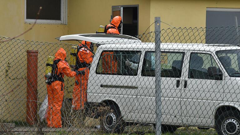 Wegen der Verwesungsgase konnten Mitarbeiterinnen und Mitarbeiter des Veterinäramts den Schweinestall bei Osthausen nur mit Atemschutzgeräten betreten. Wegen der Verwesungsgase konnten Mitarbeiterinnen und Mitarbeiter des Veterinäramts den Schweinestall bei Osthausen nur mit Atemschutzgeräten betreten.