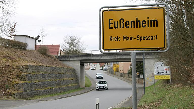 Kurz vor der Ortsausfahrt Eußenheim war an Heiligabend 2022 der tödliche Unfall passiert. Kurz vor der Ortsausfahrt Eußenheim war an Heiligabend 2022 der tödliche Unfall passiert.