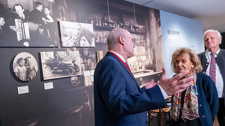 Ausstellung 'Oskar Schindler, Lebemann und Lebensretter'.jpeg       -  Kurator Raimund Paleczek zeigt Charlotte Knobloch, ehemalige Präsidentin des Zentralrats der Juden in Deutschland, die Sonderausstellung „Oskar Schindler – Lebemann und Lebensretter“ im Sudetendeutschen Museum.
