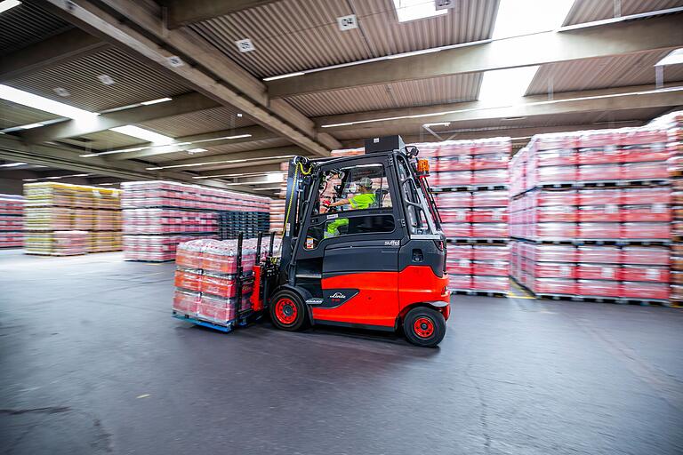 Hier ist ordentlich Platz nötig: Die fertig abgefüllten und abgepackten Getränke werden in der Lagerhalle gelagert, bis sie ausgefahren werden. Hier ist ordentlich Platz nötig: Die fertig abgefüllten und abgepackten Getränke werden in der Lagerhalle gelagert, bis sie ausgefahren werden.