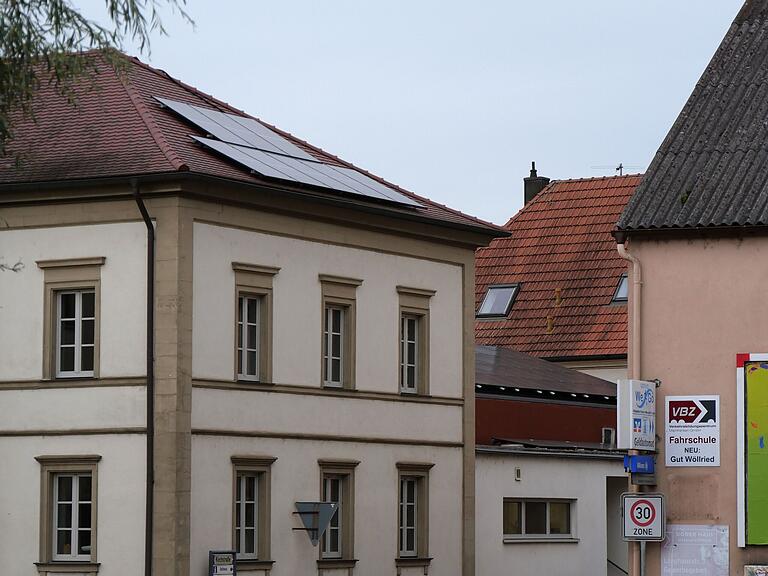 Auf mehreren Dachflächen des Pfarrheims in Unterpleichfeld hat die Kirchengemeinde St. Laurentius eine Photovoltaikanlage bauen lassen. Auf mehreren Dachflächen des Pfarrheims in Unterpleichfeld hat die Kirchengemeinde St. Laurentius eine Photovoltaikanlage bauen lassen.