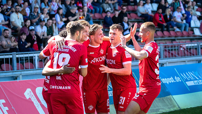 Die Würzburger Kickers siegen mit Torspektakel gegen die SpVgg Hankofen-Hailing am Samstag 12.4.25 mit 5:1 in der AKON Arena in Würzburg.