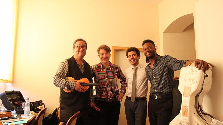 Das Turtle Island Quartett mit (v. l.) dem Ensemblegründer David Balakrishnan (2. Violine), dem Bratscher Benjamin von Gutzeit, Alex Hargreaves (1. Violine) und dem Cellisten Malcolm Parson. Foto: Thomas Ahnert - Das Turtle Island Quartett mit (v. l.) dem Ensemblegründer David Balakrishnan (2. Violine), dem Bratscher Benjamin von Gutzeit, Alex Hargreaves (1. Violine) und dem Cellisten Malcolm Parson. Foto: Thomas Ahnert Das Turtle Island Quartett mit (v. l.) dem Ensemblegründer David Balakrishnan (2. Violine), dem Bratscher Benjamin von Gutzeit, Alex Hargreaves (1. Violine) und dem Cellisten Malcolm Parson. Foto: Thomas Ahnert - Das Turtle Island Quartett mit (v. l.) dem Ensemblegründer David Balakrishnan (2. Violine), dem Bratscher Benjamin von Gutzeit, Alex Hargreaves (1. Violine) und dem Cellisten Malcolm Parson. Foto: Thomas Ahnert