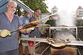 Richtig heiß geht es gewöhnlich zu im Fischstand. Die frischen Makrelen werden über dem Holzkohlen-Feuer gegrillt.