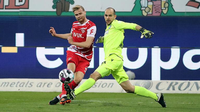 Ein Geschenk aus Karlsruhe: Torhüter Marius Gersbecks Aussetzer nutzt Lars Dietz zum 2:2 für die Würzburger Kickers in der Nachspielzeit.
