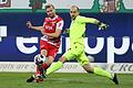 Ein Geschenk aus Karlsruhe: Torhüter Marius Gersbecks Aussetzer nutzt Lars Dietz zum 2:2 für die Würzburger Kickers in der Nachspielzeit.