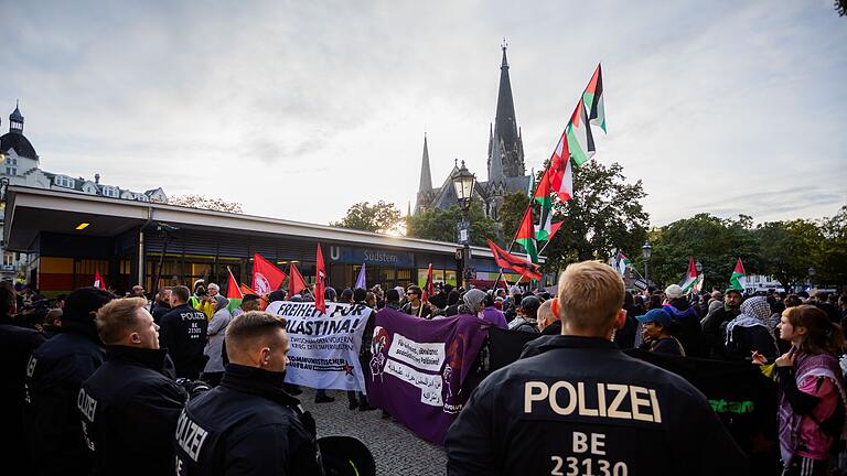 Jahrestag 7. Oktober 2023 – Berlin       -  In Berlin-Kreuzberg nahmen mehrere Hundert Menschen an einer Demonstration mit dem Titel &bdquo;Solidarität mit Palästina&rdquo; teil.