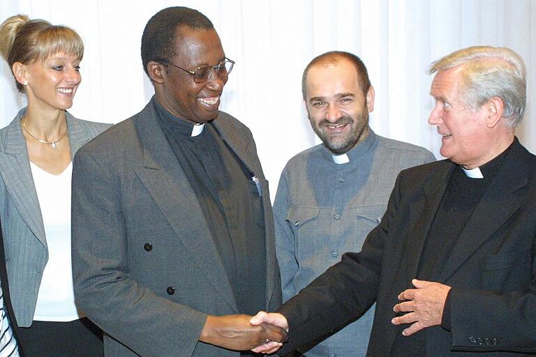 Enge Verbindungen pflegen die Mariannnhiller Missionare zum Bistum Würzburg: 2005 besuchte Erzbischof Pius Ncumbe aus Simbabwe Würzburgs Bischof Friedhelm Hofmann. Mit dabei die damalige Oberbürgermeisterin Pia Beckmann und der Mariannhiller Pater Christoph Eisentraut. Enge Verbindungen pflegen die Mariannnhiller Missionare zum Bistum Würzburg: 2005 besuchte Erzbischof Pius Ncumbe aus Simbabwe Würzburgs Bischof Friedhelm Hofmann. Mit dabei die damalige Oberbürgermeisterin Pia Beckmann und der Mariannhiller Pater Christoph Eisentraut.