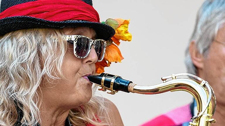 Ausgestattet mit Hut und Sonnenbrille musiziert es sich bei der Hitze leichter.