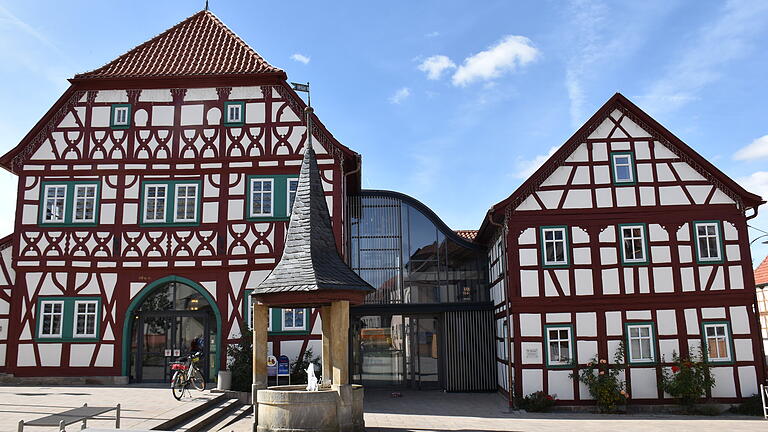 Für weitere sechs Jahre der Arbeitsplatz von Friedel Heckenlauer: das Stadtlauringer Rathaus. Für weitere sechs Jahre der Arbeitsplatz von Friedel Heckenlauer: das Stadtlauringer Rathaus. 