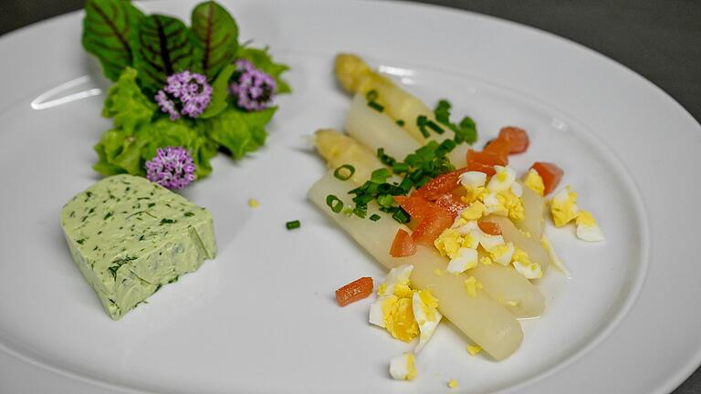 Brotzeit (auf dem Bild ohne Brot) mit Spargel aus dem Gasthof Bären in Randersacker. Brotzeit (auf dem Bild ohne Brot) mit Spargel aus dem Gasthof Bären in Randersacker.
