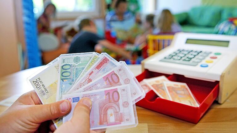 Spielgeld in der Kita-Gruppe: Werden Kita-Plätze im kommenden Jahr teurer? Für Kita-Träger in Unterfranken hat die geplante Gesetzesänderung bei der Kita-Förderung des Bundes Folgen.&nbsp;