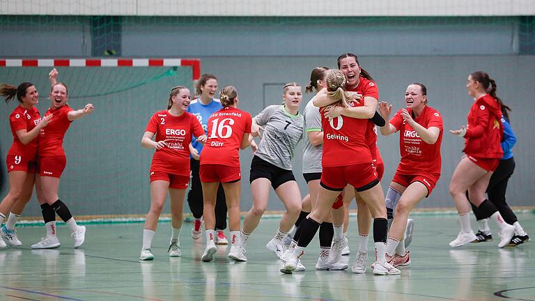 Jubel gleich nach dem Abpfiff: Die Handballerinnen der TSG Estenfeld (in den roten Trikots) feiern den Derbysieg über die HSG Pleichach.