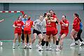 Jubel gleich nach dem Abpfiff: Die Handballerinnen der TSG Estenfeld (in den roten Trikots) feiern den Derbysieg über die HSG Pleichach.