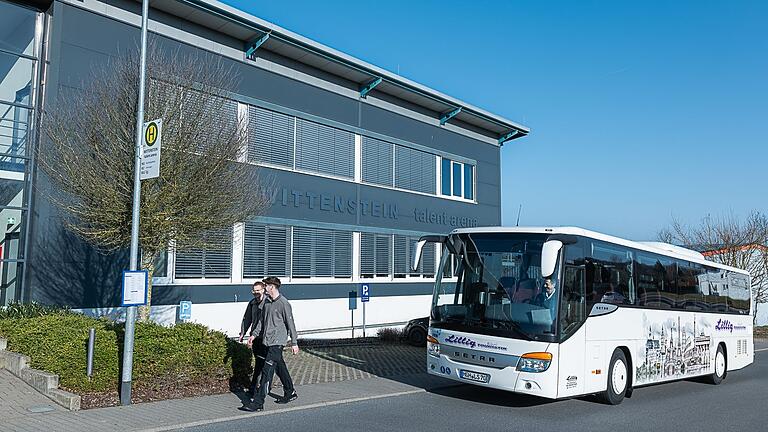 Mit dem ÖPNV direkt bis zum Ausbildungsbetrieb: Die neue Bushaltestelle befindet sich an der Walter-Wittenstein-Straße 10. Die beiden angehenden Industriemechaniker Luis Stangl und Luka Kokorovic sind im 2. Ausbildungsjahr bei der Wittenstein SE. Mit dem ÖPNV direkt bis zum Ausbildungsbetrieb: Die neue Bushaltestelle befindet sich an der Walter-Wittenstein-Straße 10. Die beiden angehenden Industriemechaniker Luis Stangl und Luka Kokorovic sind im 2. Ausbildungsjahr bei der Wittenstein SE.