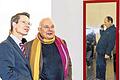 Drei Männer, ein Bild       -  Als Junge war Rolf Sachs, der älteste Sohn von Gunter Sachs, ein paar Mal in den Ferien in Schweinfurt. Das erzählte er bei der Presseführung durch die Ausstellung &bdquo;Die Sammlung Gunter Sachs&ldquo; in der Kunsthalle. Hier betrachtet er mit Oberbürgermeister Sebastian Remelé Werke der Pop-Art. Mehr über die Ausstellung heute auf der Kulturseite und in der Samstagsausgabe auf Lokal. Rechts im Bild eine bemalte Türe von Michelangelo Pistoletto.