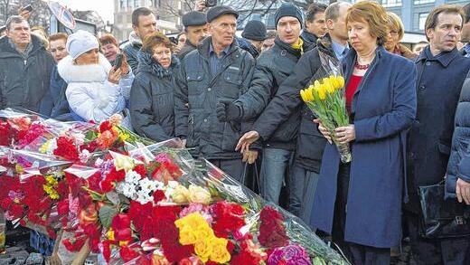 In Kiew: EU-Außenbeauftragte Catherine Ashton (rechts) legt Blumen für die getöteten Demonstranten nieder.