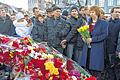 In Kiew: EU-Außenbeauftragte Catherine Ashton (rechts) legt Blumen für die getöteten Demonstranten nieder.
