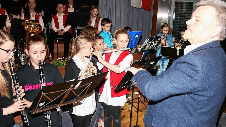 Knirpse mit großem Auftritt: Die Bläsergruppe vom Kitzinger Armin-Knab-Gymnasium und drei Iphöfer Nachwuchsmusiker durften unter der Regie von Musiklehrer Manfred Rappert vor großem Publikum Kostproben ihres Könnens geben.