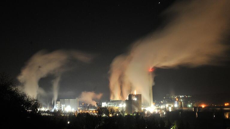 Die Ochsenfurter Zuckerfabrik während der Verarbeitungskampagne bei Nacht. Die Ochsenfurter Zuckerfabrik während der Verarbeitungskampagne bei Nacht.