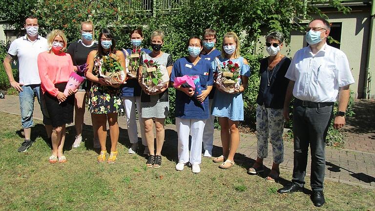 Das Foto zeigt (von links): Pflegedienstleiter Daniel Golz, Kristina Seugling, Lea Strohmenger,&nbsp; Lisa Schneyer, Fabiola Elting, Katja Roth, Ketevan Burdzgla, Lisa Eppler, Celine Mildner, Elke Müller und Harald Erhard. Es fehlt Elena Maisner.