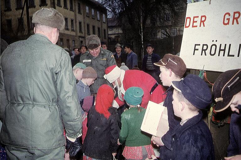 Der „Ami-Nikolaus“ besuchte in der Nachkriegszeit die Kinder in den unmittelbar an der Zonengrenze liegenden Dörfern, um sie zu bescheren. Dabei waren nahezu alle Dorfkinder auf den Beinen, die sehnsüchtig auf den heiligen Mann gewartet hatten. Der „Ami-Nikolaus“ besuchte in der Nachkriegszeit die Kinder in den unmittelbar an der Zonengrenze liegenden Dörfern, um sie zu bescheren. Dabei waren nahezu alle Dorfkinder auf den Beinen, die sehnsüchtig auf den heiligen Mann gewartet hatten.