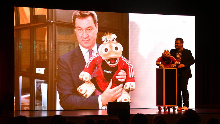 Die Hippodame macht nicht nur gerne Selfies, sondern lässt als Influencerin die Welt an ihren Mahlzeiten und ihrem Freundeskreis teilhaben. Ein besonderer Freund ist auch der bayerische Ministerpräsident Markus Söder. Die Hippodame macht nicht nur gerne Selfies, sondern lässt als Influencerin die Welt an ihren Mahlzeiten und ihrem Freundeskreis teilhaben. Ein besonderer Freund ist auch der bayerische Ministerpräsident Markus Söder.