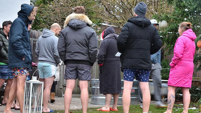 Bereit für das Eisbad. Patrick Weyh gibt ein Ziel von zwei Minuten im Wasser vor. Dies ist jedoch kein Muss. Es reicht, solange auszuhalten, bis man den Atem unter Kontrolle hat. Bereit für das Eisbad. Patrick Weyh gibt ein Ziel von zwei Minuten im Wasser vor. Dies ist jedoch kein Muss. Es reicht, solange auszuhalten, bis man den Atem unter Kontrolle hat.