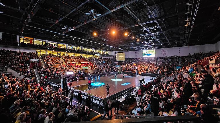Die MHP-Arena in Ludwigsburg, hier beim Spiel FIT/One Würzburg Baskets gegen die MHP Riesen Ludwigsburg im vergangenen November, fasst bei Basketballspielen bis zu 4300 Zuschauende. In der Würzburger Multifunktionsarena sollen es bei solchen Spielen bis zu 5000 sein. Die MHP-Arena in Ludwigsburg, hier beim Spiel FIT/One Würzburg Baskets gegen die MHP Riesen Ludwigsburg im vergangenen November, fasst bei Basketballspielen bis zu 4300 Zuschauende. In der Würzburger Multifunktionsarena sollen es bei solchen Spielen bis zu 5000 sein.