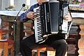 Musiker und sein Akkordeon: Dmitri Gvozdov, Musikprofessor aus St. Petersburg, begeisterte in Mariabuchen.