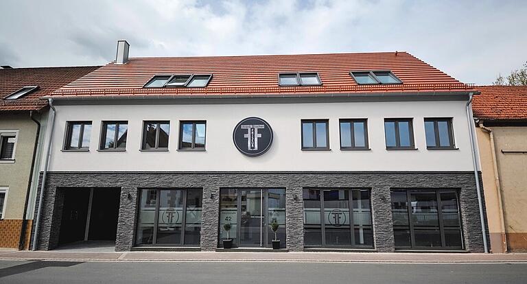 Mit moderner Frontseite präsentiert sich der Neubau mit Frank Fischers Friseursalon zur Poppenhäuser Hauptstraße hin.