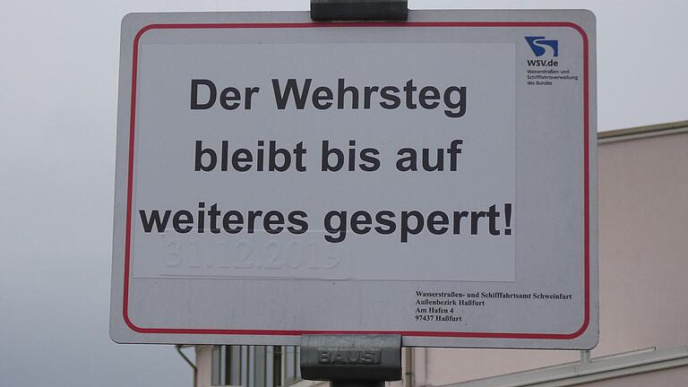 Das Schild, das die Sperrung bekannt gibt, wurde mehrfach mit verschiedenen Daten einer angeblichen Wiedereröffnung überklebt. Derzeit liefert es keinen Hinweis auf einen neuen Öffnungstermin.